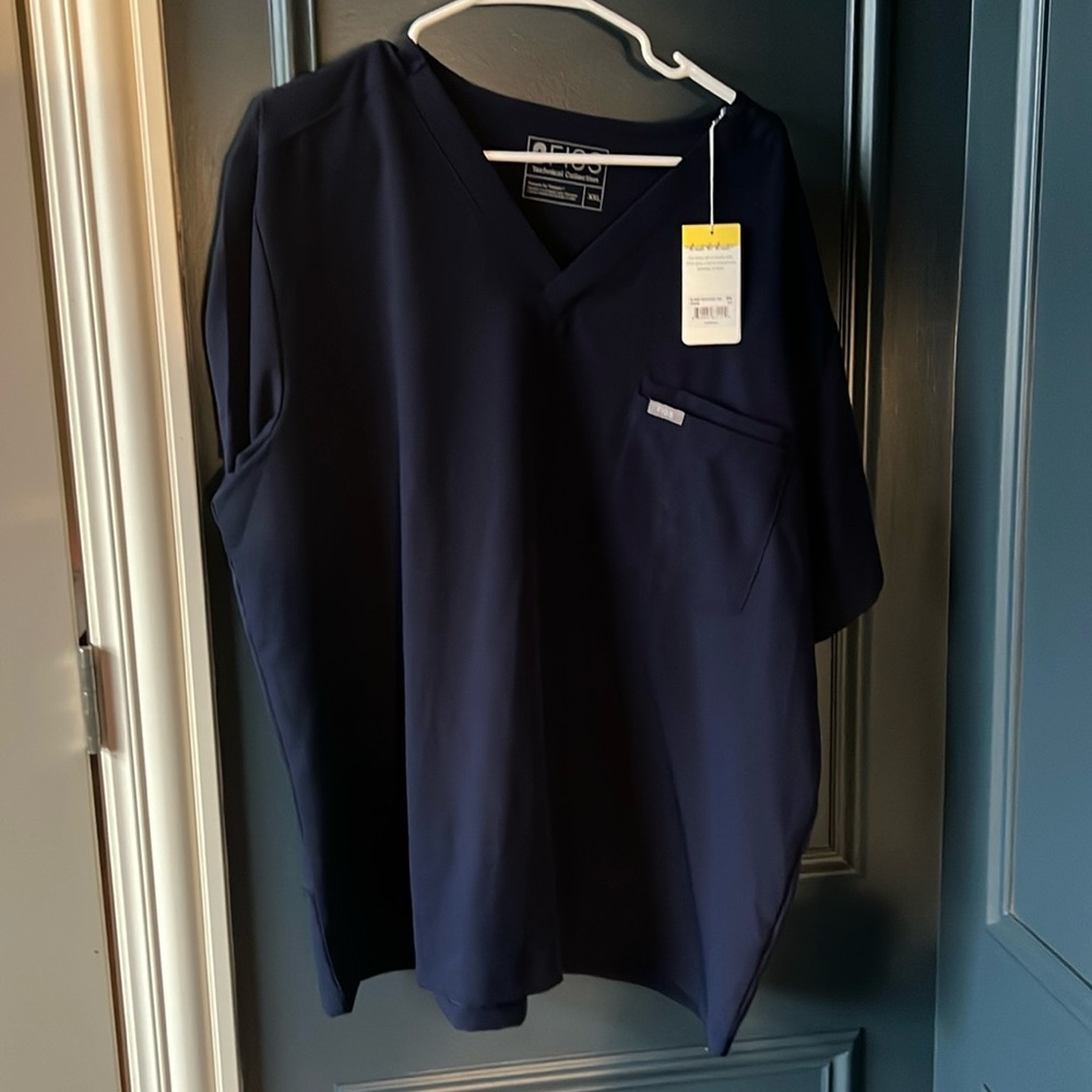 NWT men’s scrub top